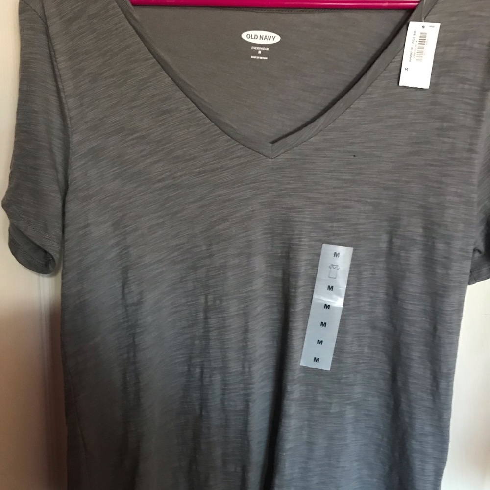 Old Navy v neck shirt. NWT  ** - Picture 4 of 6